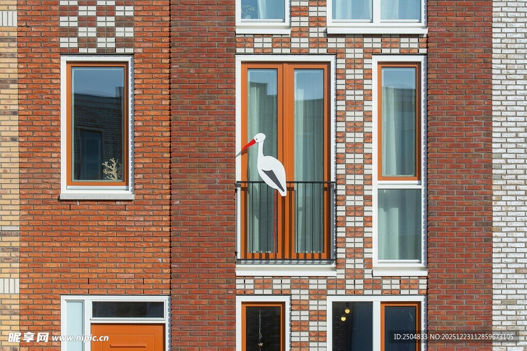 红砖建筑上的开窗景象