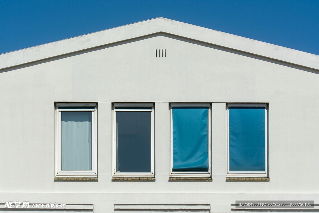 简约白色建筑的蓝色窗户