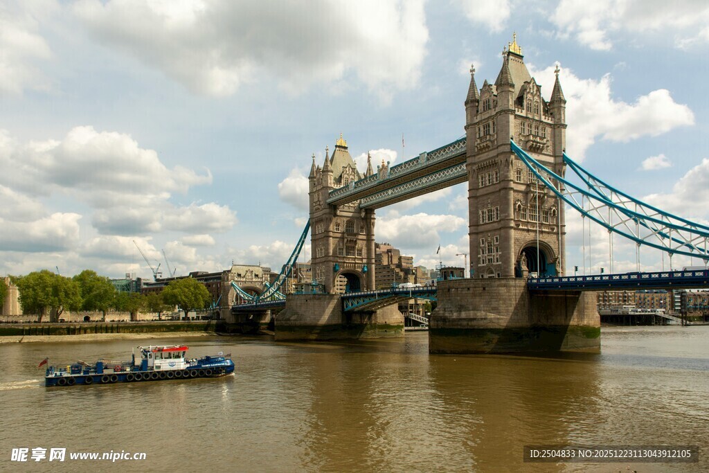 伦敦塔桥横跨河流景观