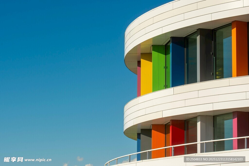 彩色立面的现代建筑