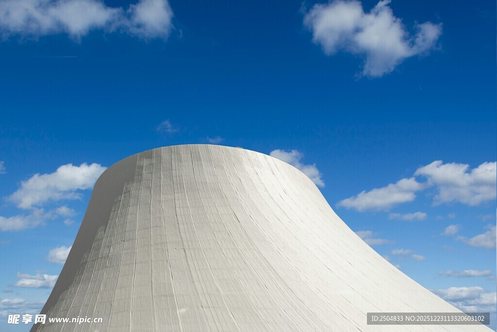 白色建筑顶部与蓝天白云