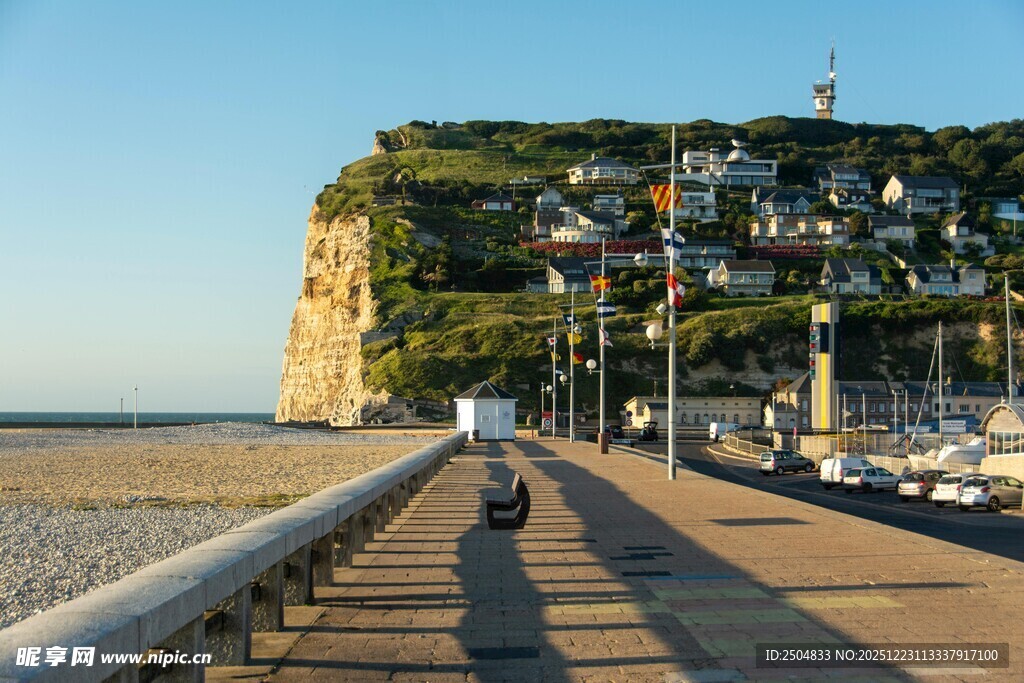 海滨步道上的悠闲漫步