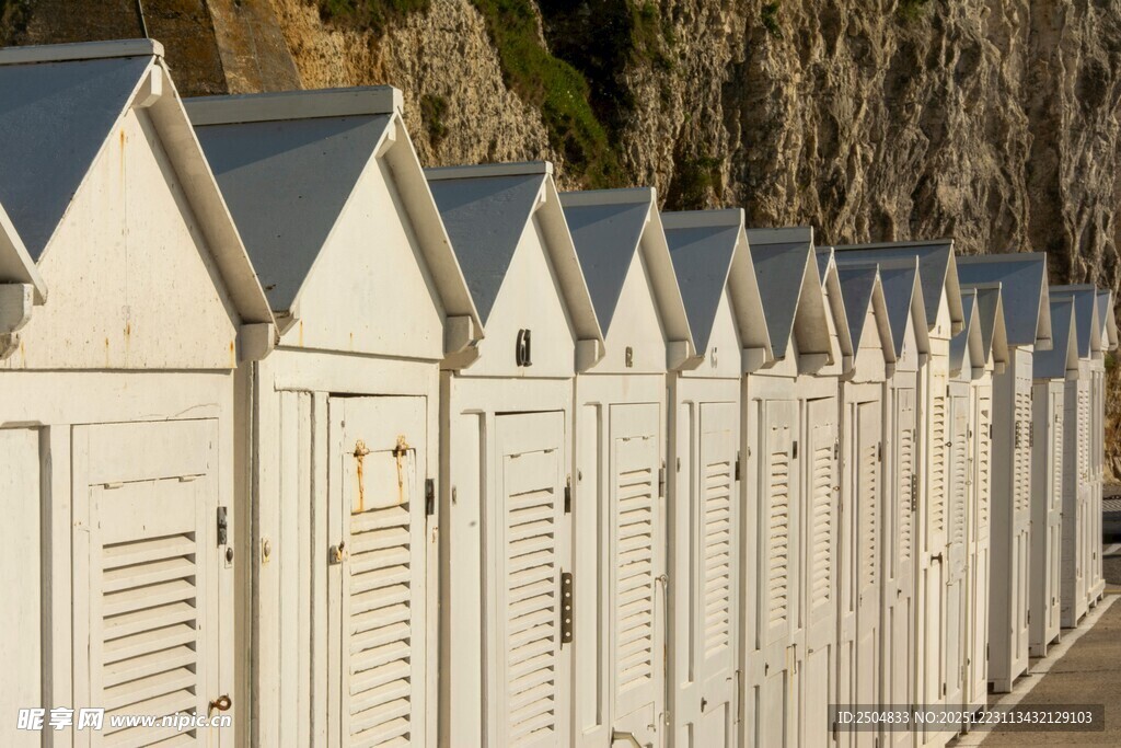 海边白色小屋整齐排列