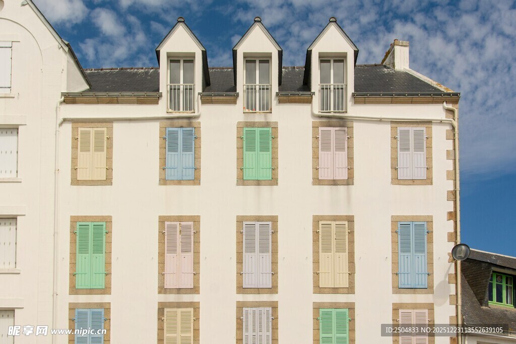 多彩窗户的欧式风格建筑