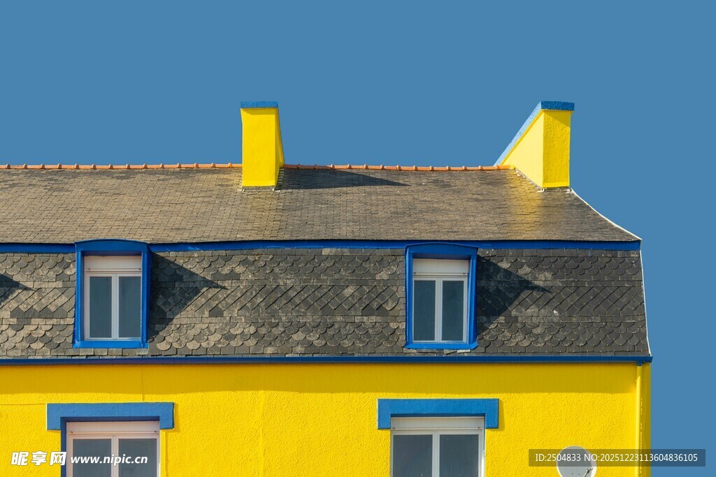 黄色小屋的清新屋顶景观