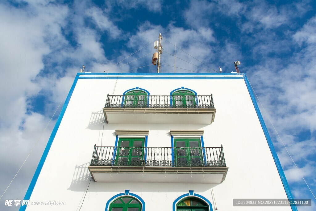 白色建筑上的多彩窗户