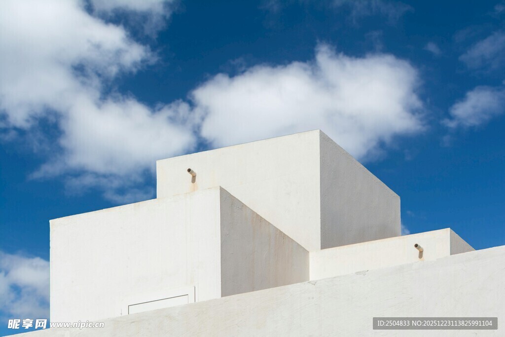 简约白色建筑与蓝天