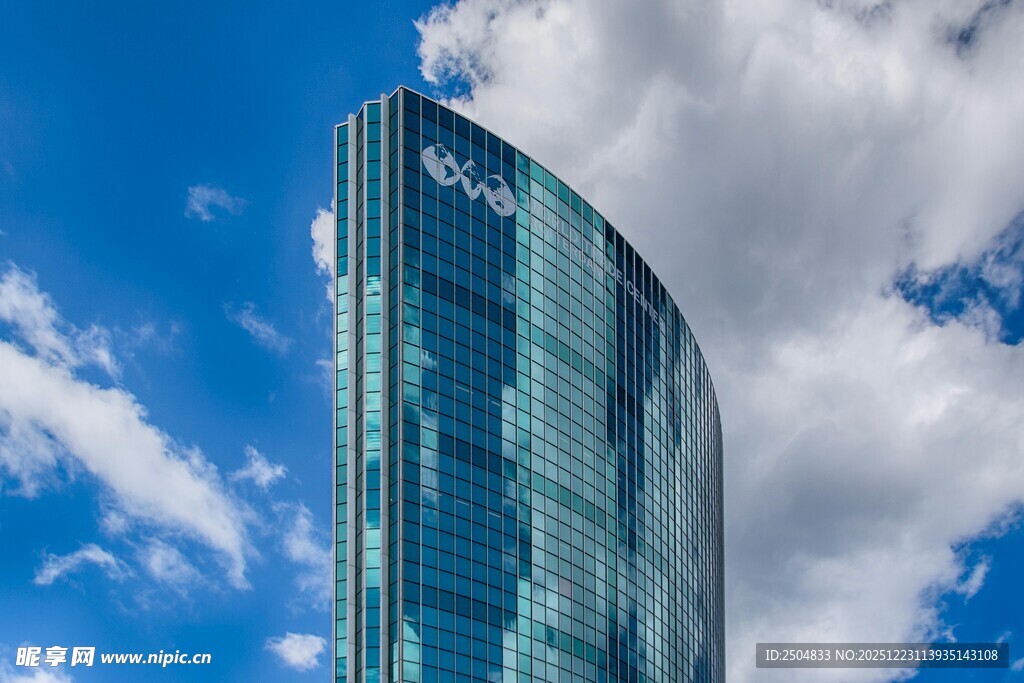 摩天大楼矗立蓝天白云间