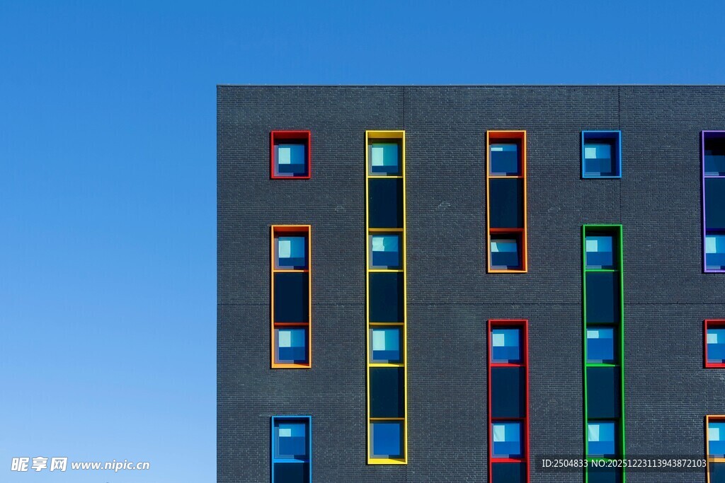 多彩窗户的现代建筑外观