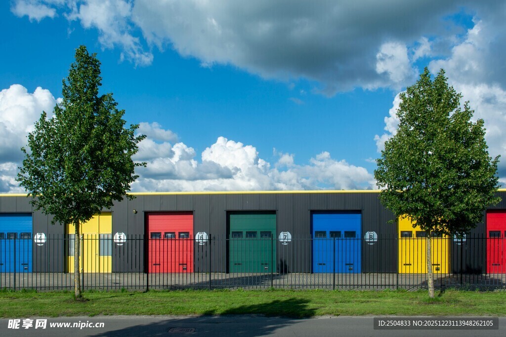 多彩车库门与绿树蓝天
