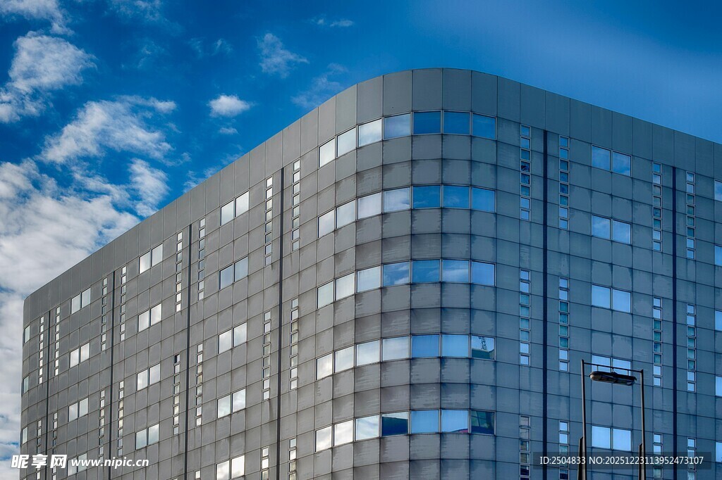 现代玻璃幕墙办公大楼