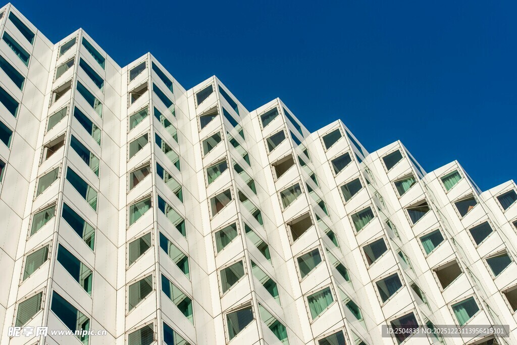 现代高层白色建筑外观