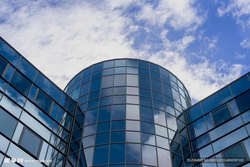 现代玻璃幕墙办公建筑
