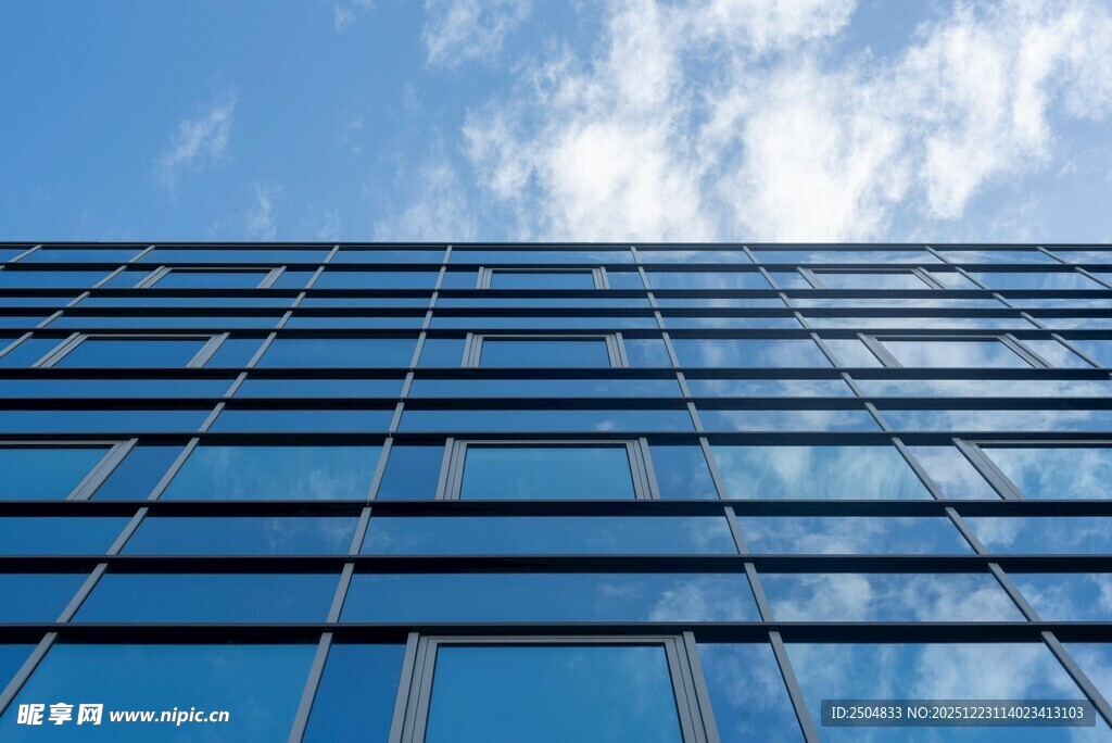 现代摩天大楼的玻璃外墙