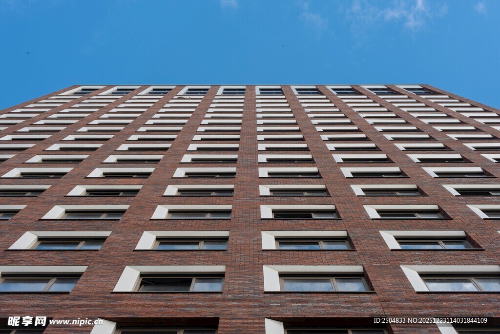 仰视高层红砖建筑