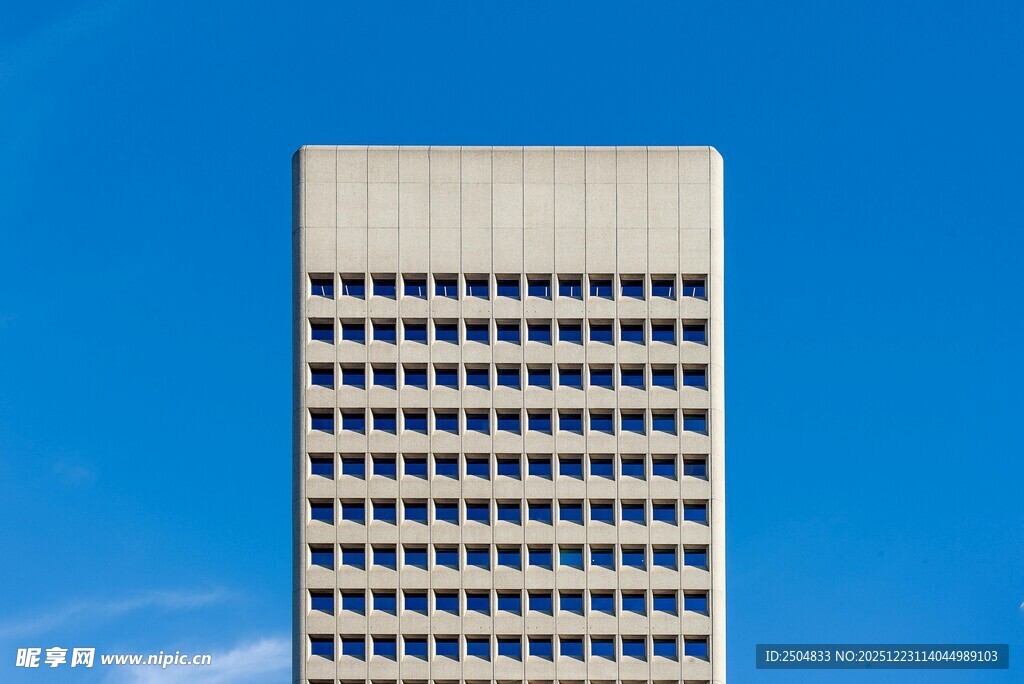 高耸入云的现代摩天大楼