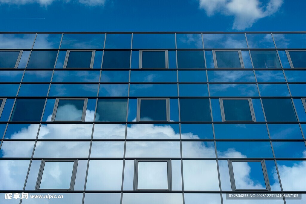 现代玻璃幕墙建筑外观