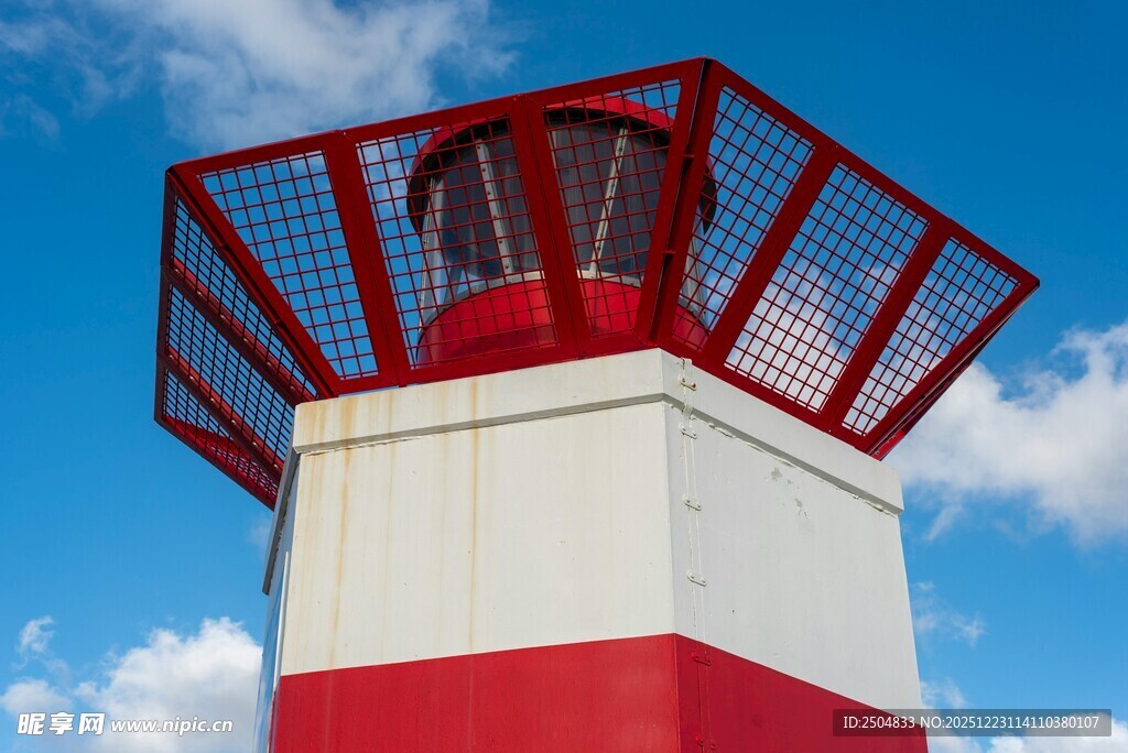 红白相间的灯塔顶部
