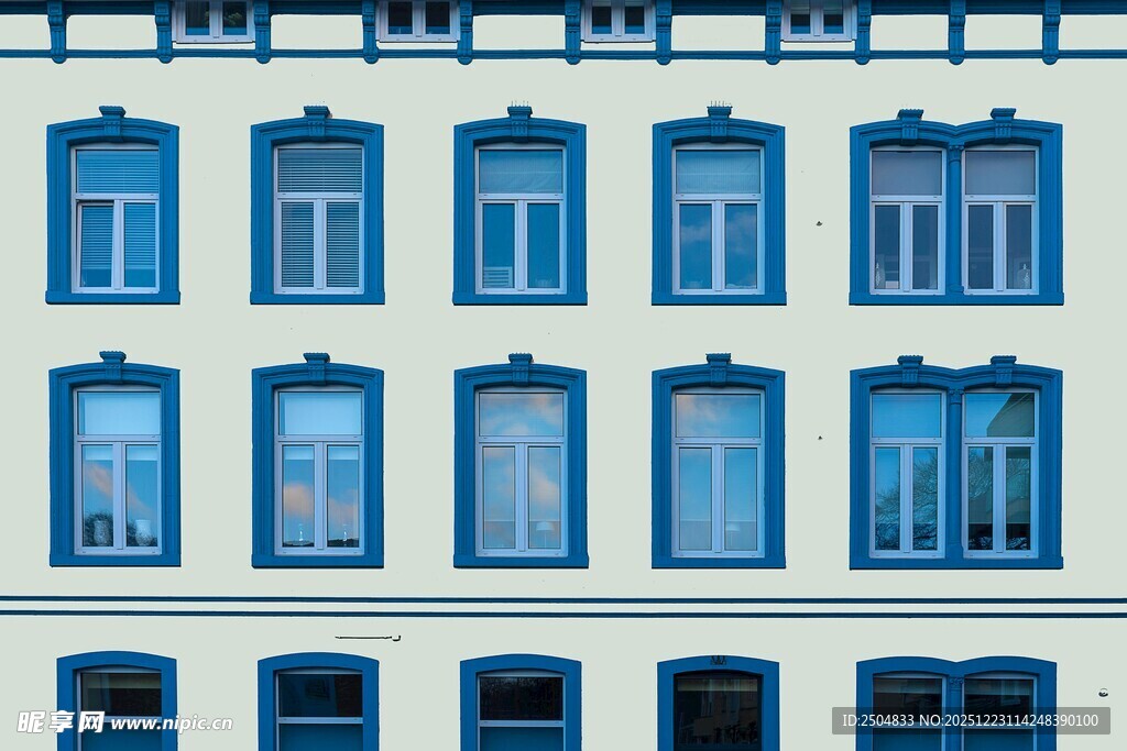 蓝白相间的欧式建筑立面