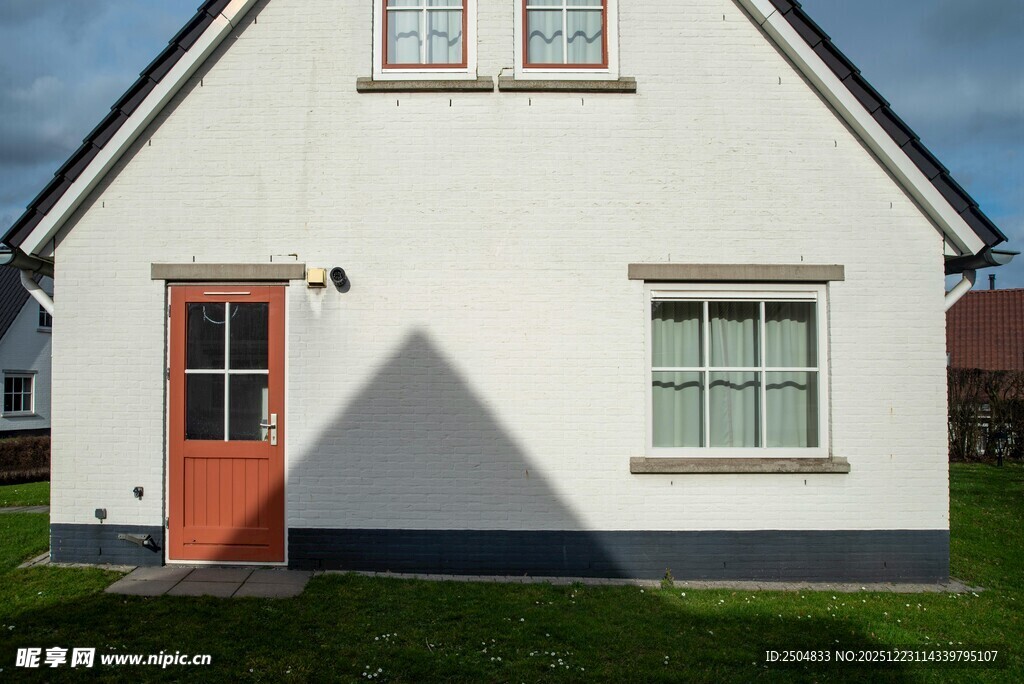 白色小屋的红色门与窗