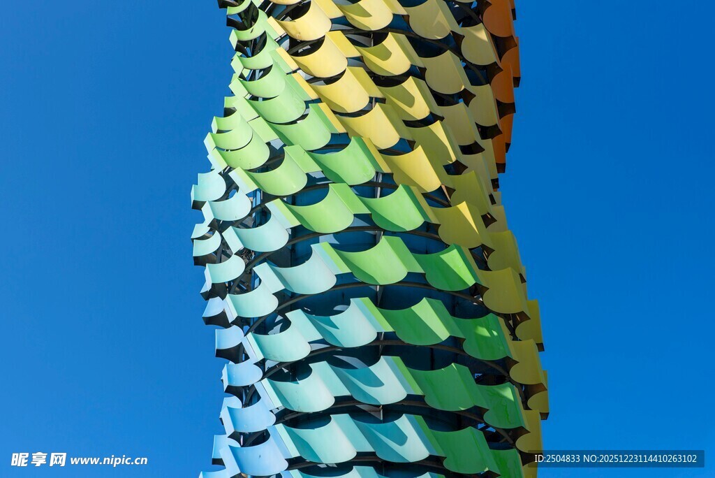 彩色鳞片状螺旋建筑外观
