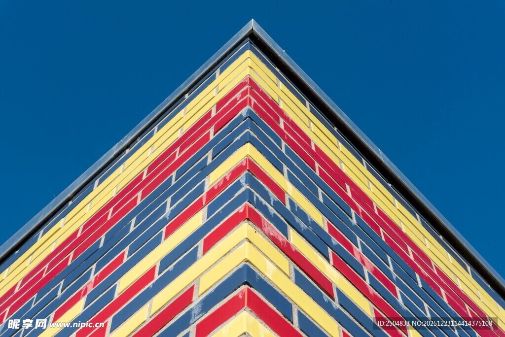 多彩条纹建筑顶部特写