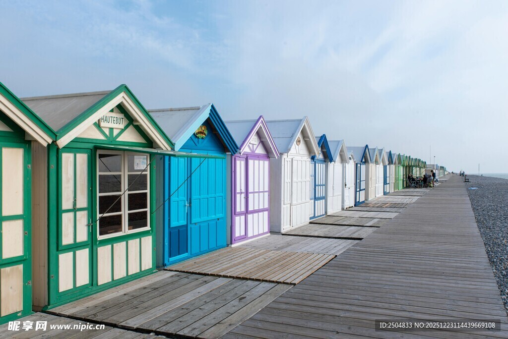 海滨彩色小屋排列在栈道