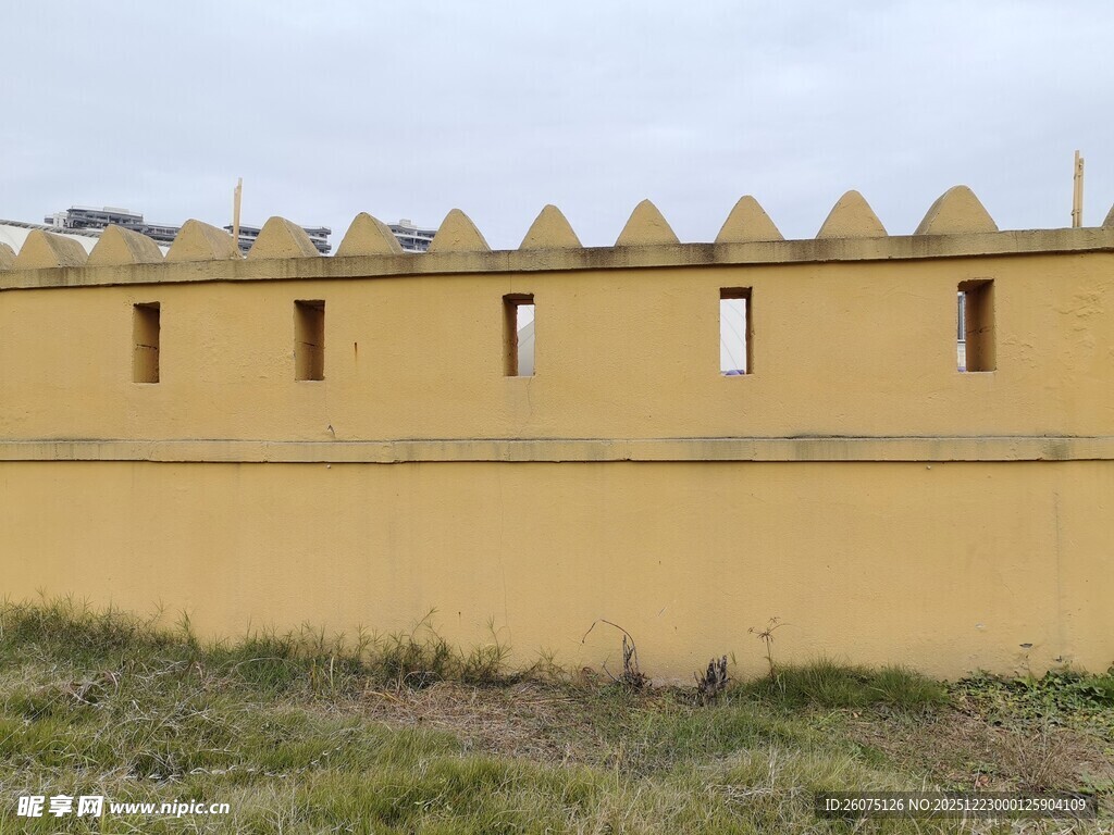 黄色城墙建筑外观