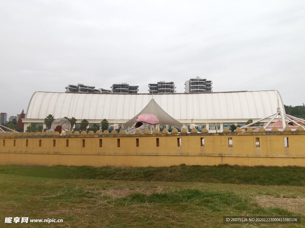 户外大型帐篷与围墙场景