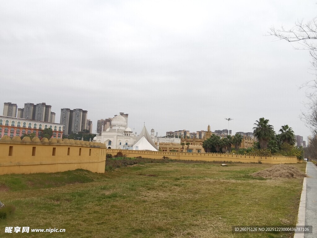 城郊开阔草地与远处建筑