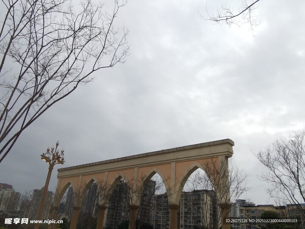 古老拱门建筑尽显沧桑