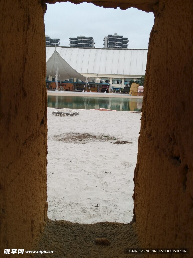 透过石孔看户外景象