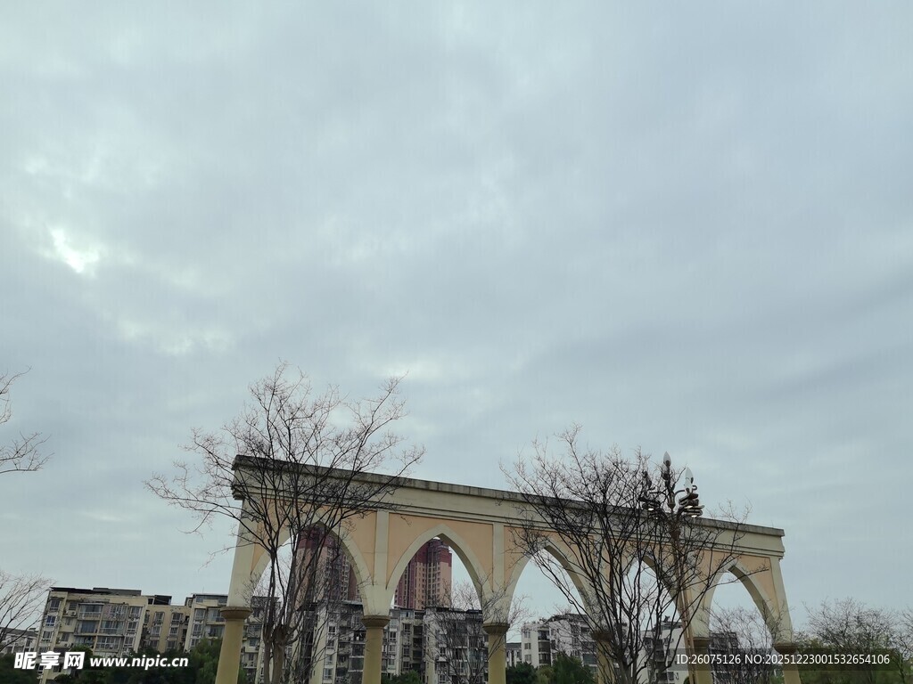 古老拱门建筑天空阴沉