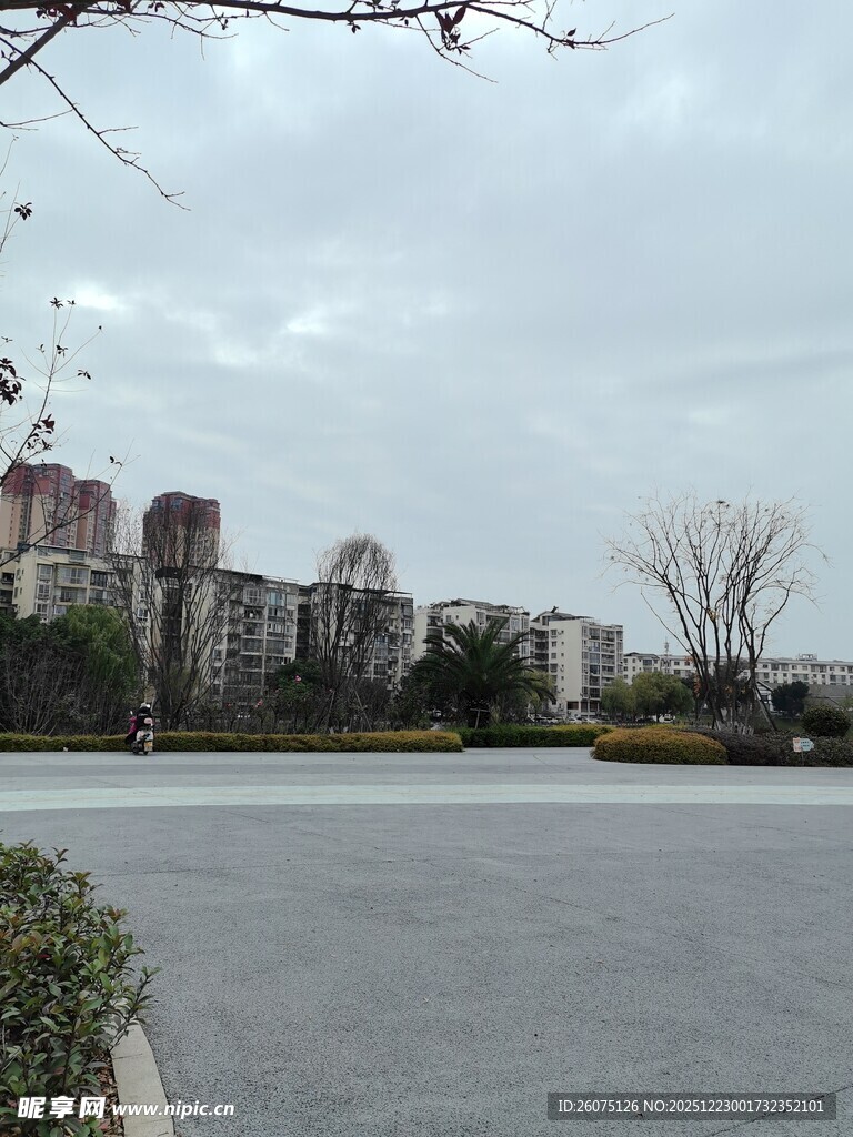 城市空旷广场与远处建筑