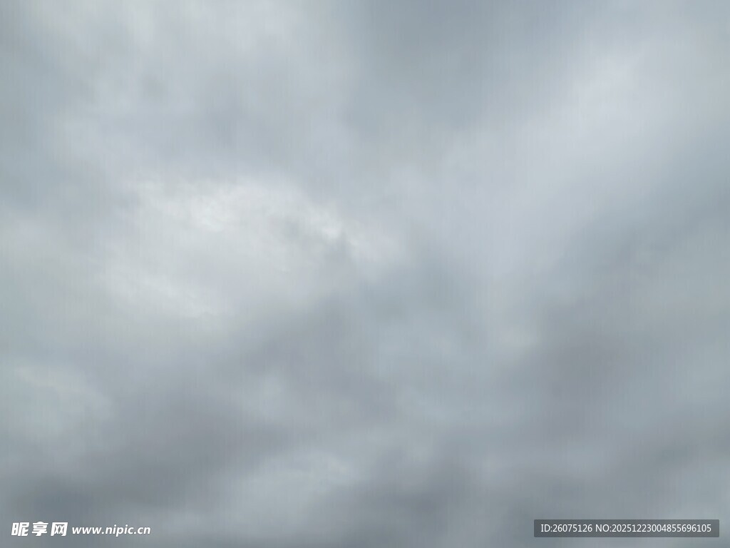 阴沉天空下的厚重云层
