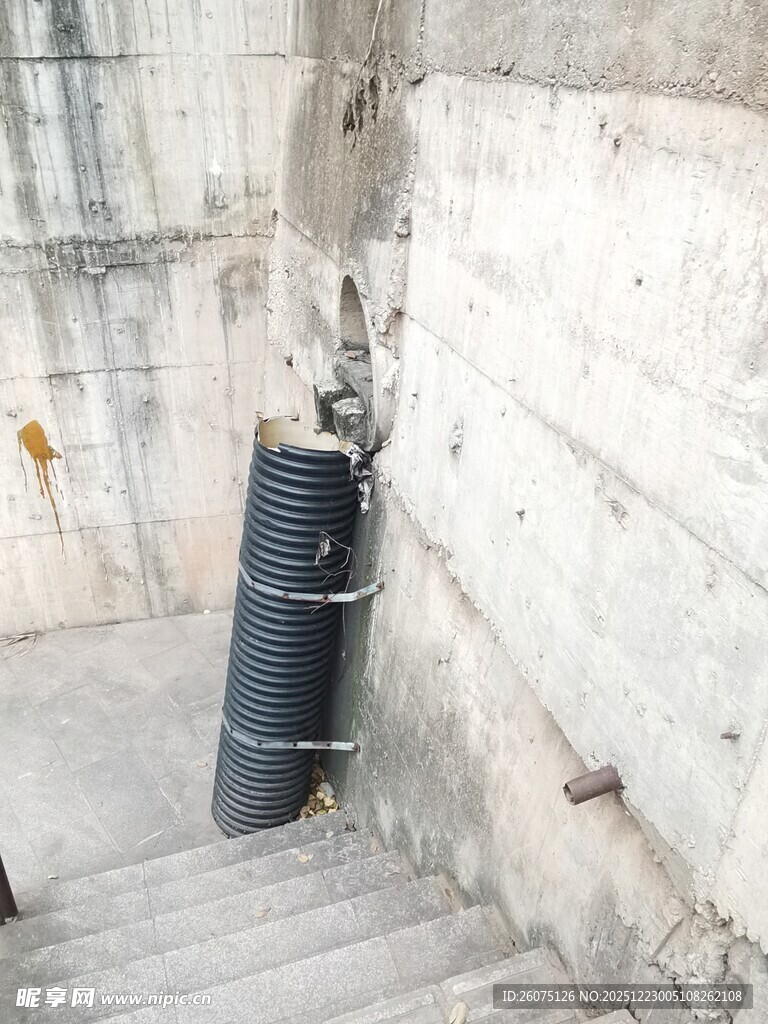 楼梯角落的黑色圆柱形物体