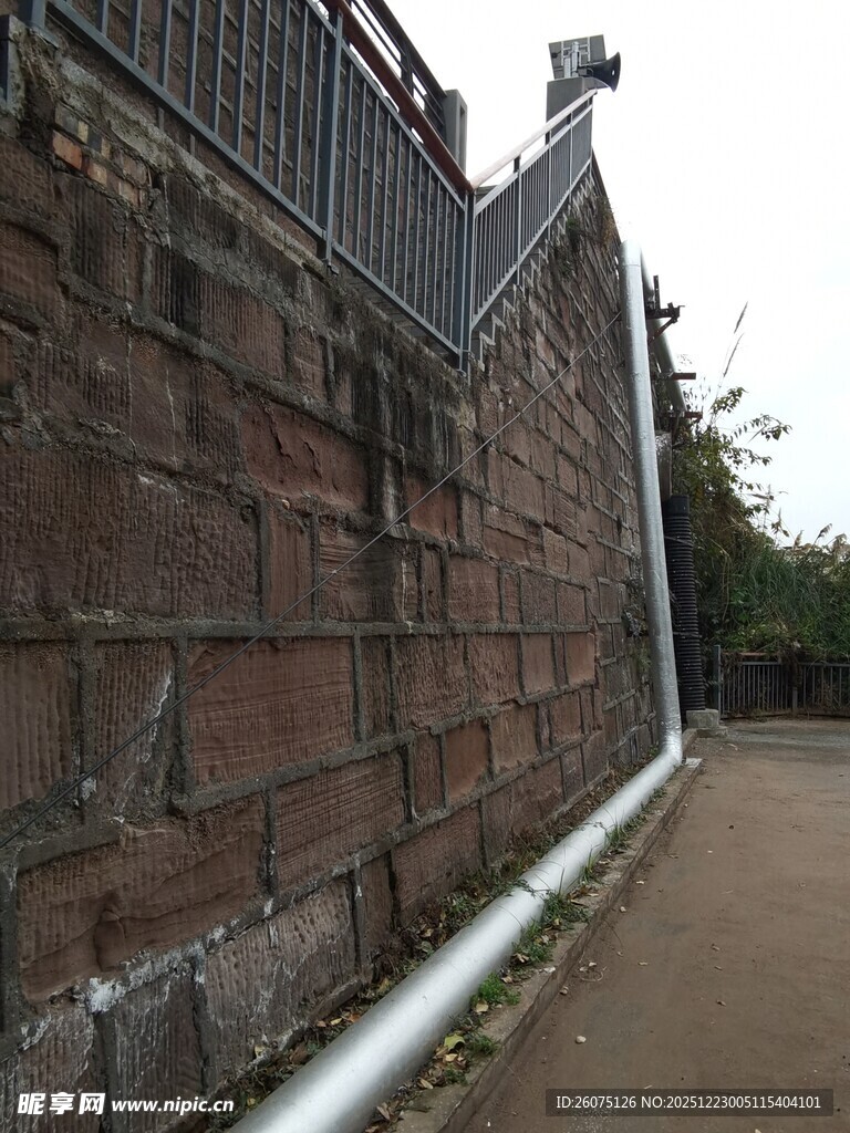 古老砖墙与周边景致