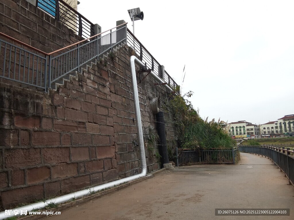 河边砖砌阶梯与护栏景观