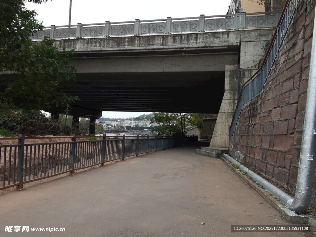 城市桥下的空旷道路