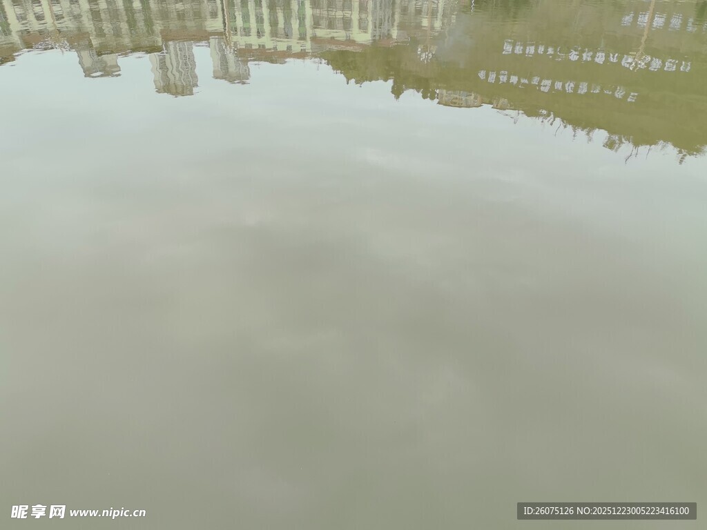 平静水面映出建筑倒影