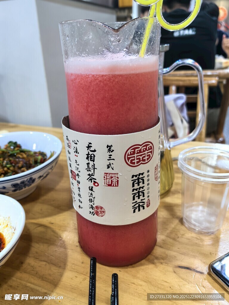 日式餐厅中的特色粉色饮品