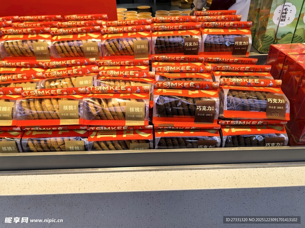 货架上排列整齐的零食