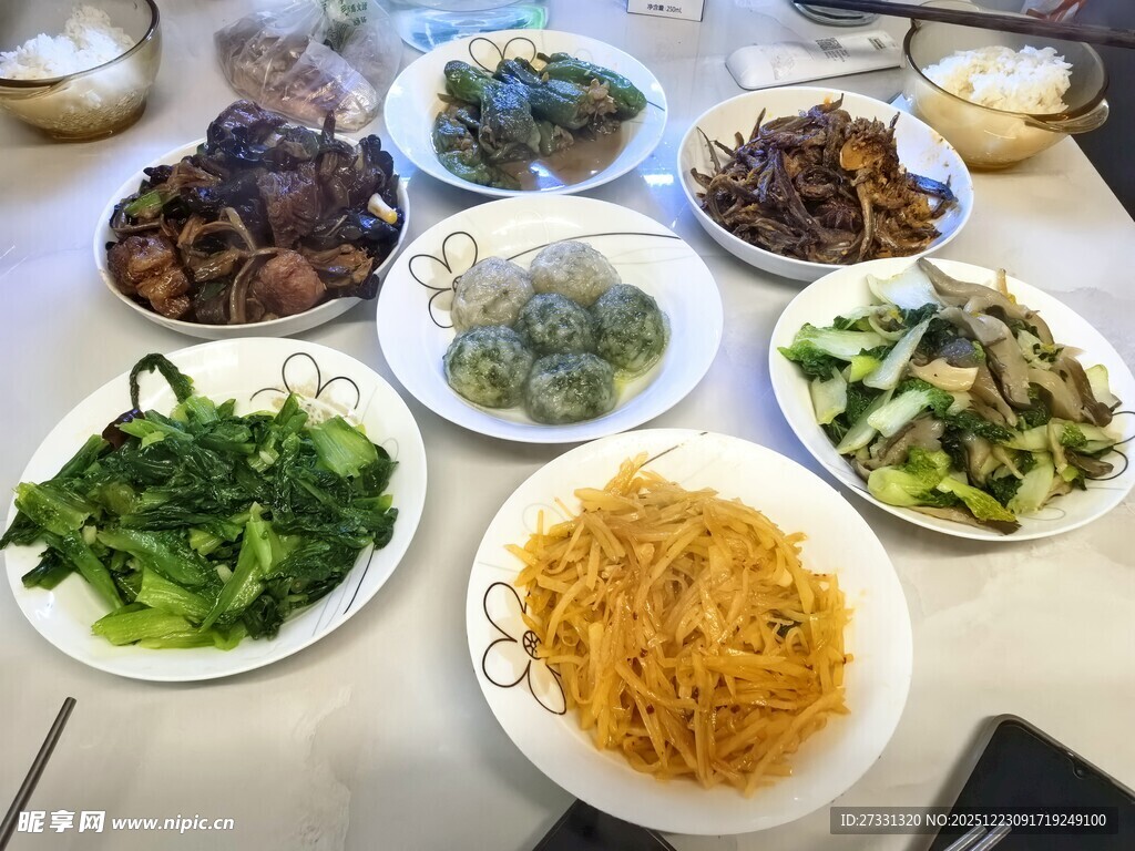 丰盛中式菜肴摆满餐桌