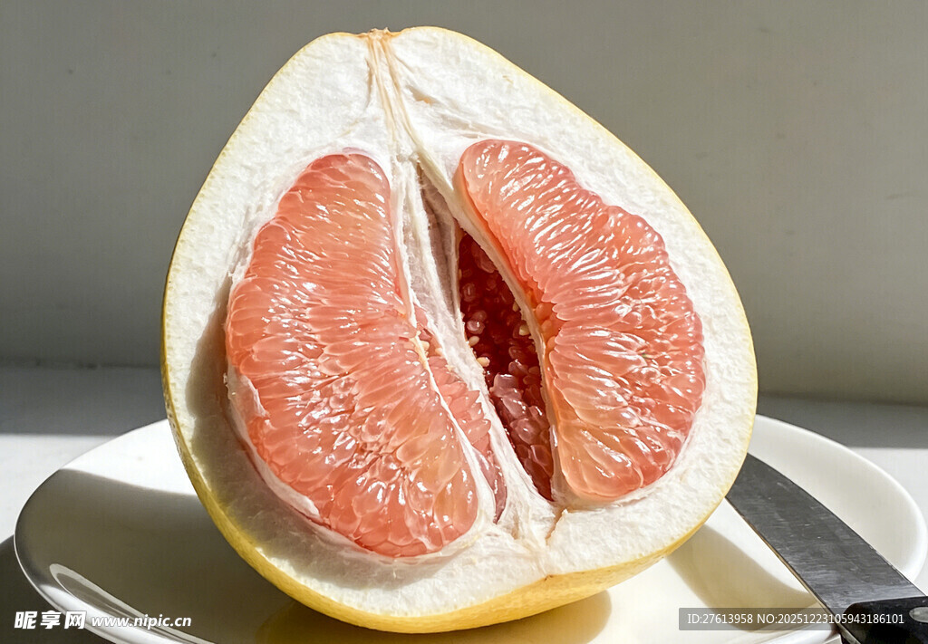 切开的三红蜜柚