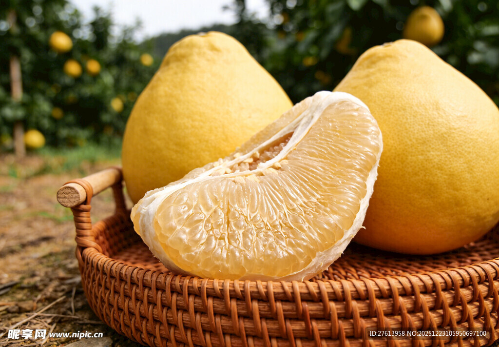竹篮里的黄肉柚子