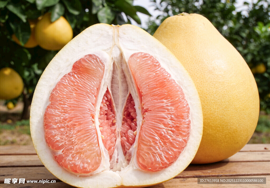 切开的红心柚子