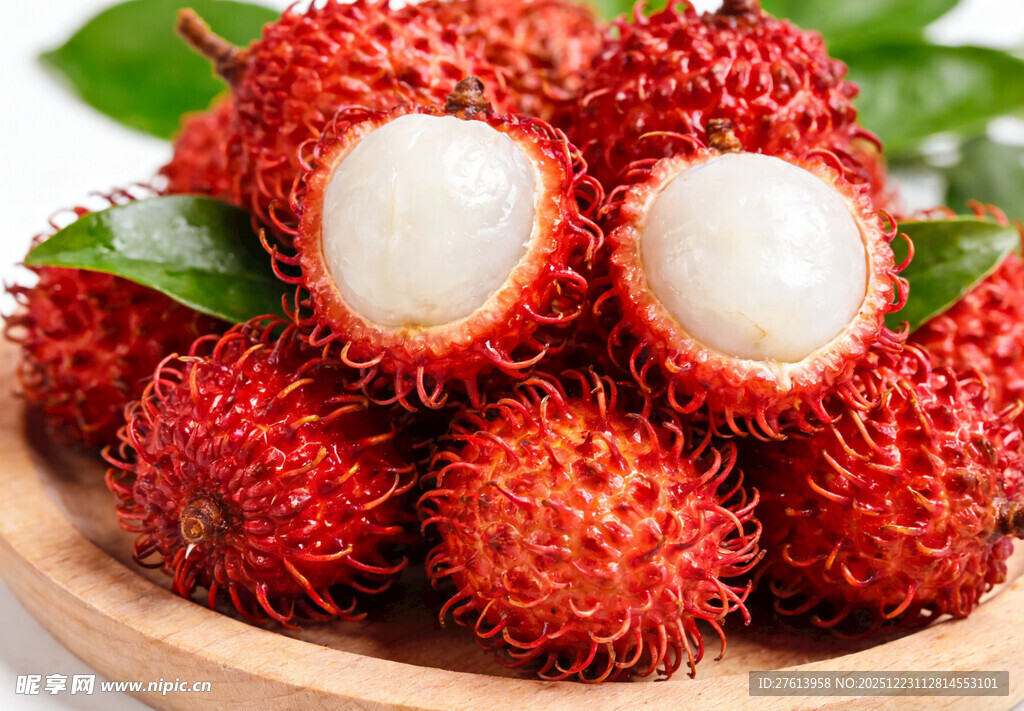 木盘上的毛荔枝