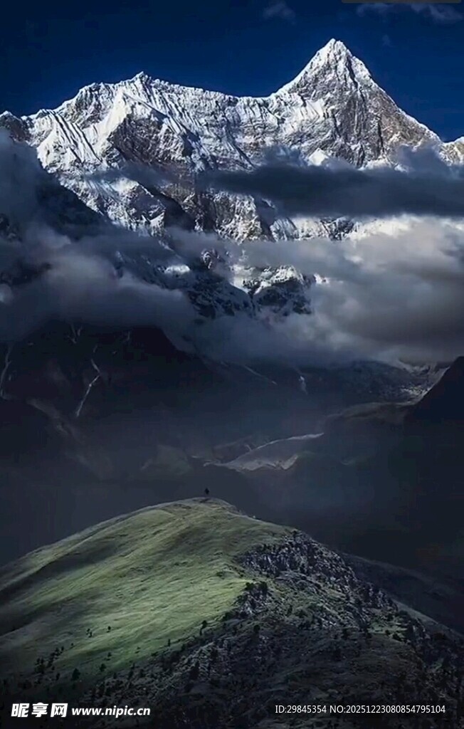 巍峨雪山云雾缭绕之景