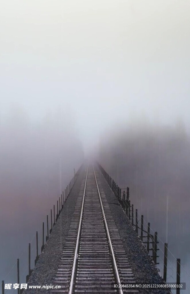 雾中延伸的铁路轨道
