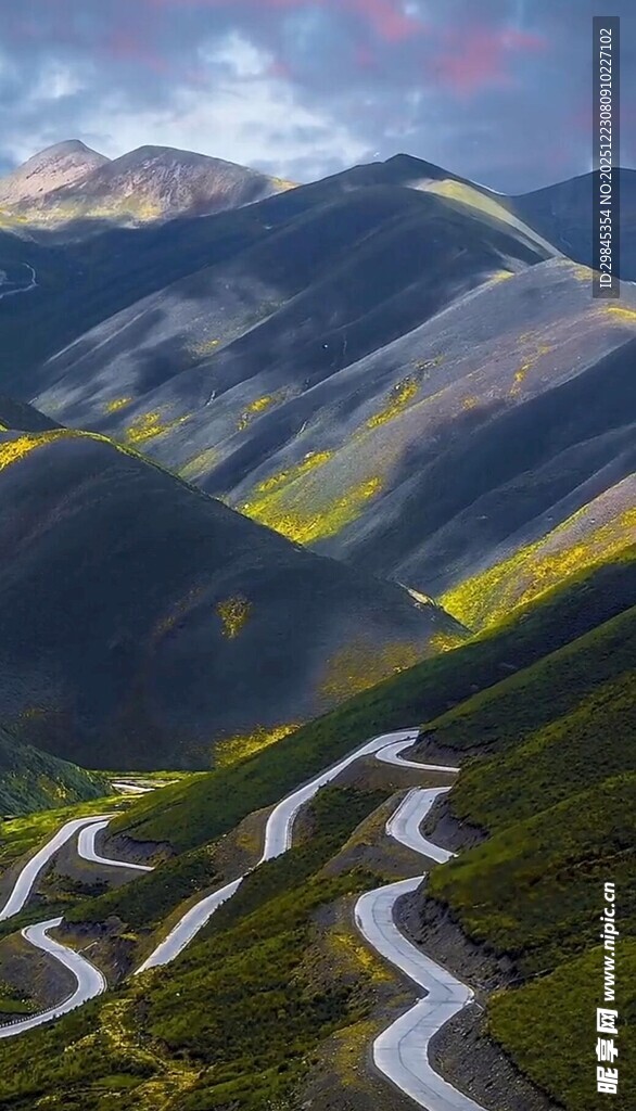 山间蜿蜒公路美景